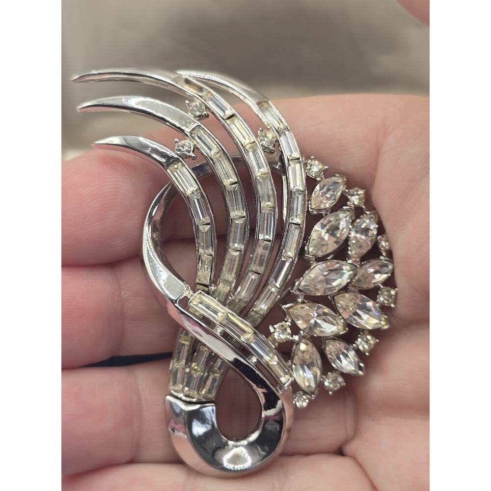 Exquisite Vintage Crown Trifari silver tone brooch w/baguette & Marquis crystals - Picture 4 of 5